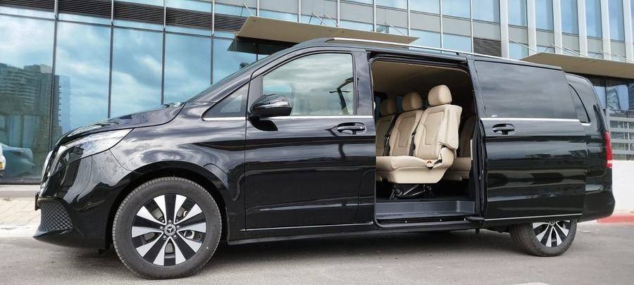 Чёрный Mercedes VAN перед трансфером из Бен-Гуриона в Тель-Авив · 2