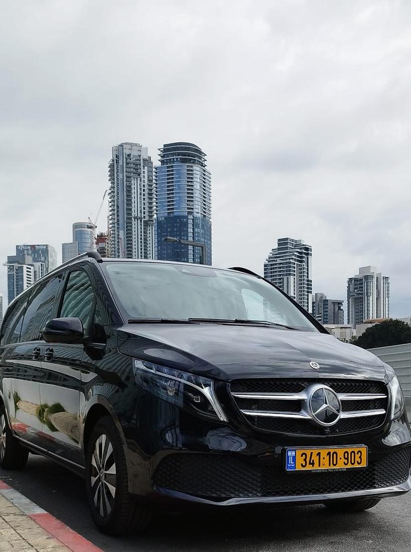 Чёрный Mercedes VAN перед трансфером из Бен-Гуриона в Тель-Авив